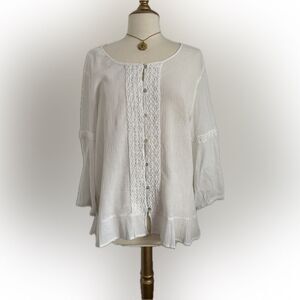 Timeless! Multiples white button top!